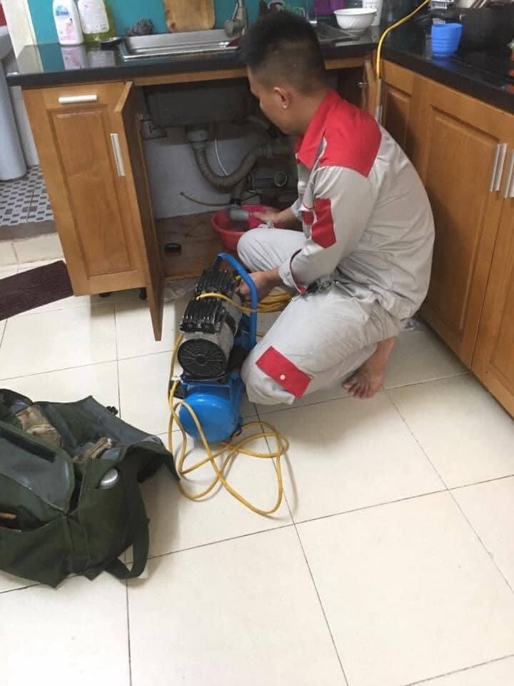 Kỹ thuật viên thông cống nghẹt tại Ninh Bình kiểm tra hệ thống thoát nước